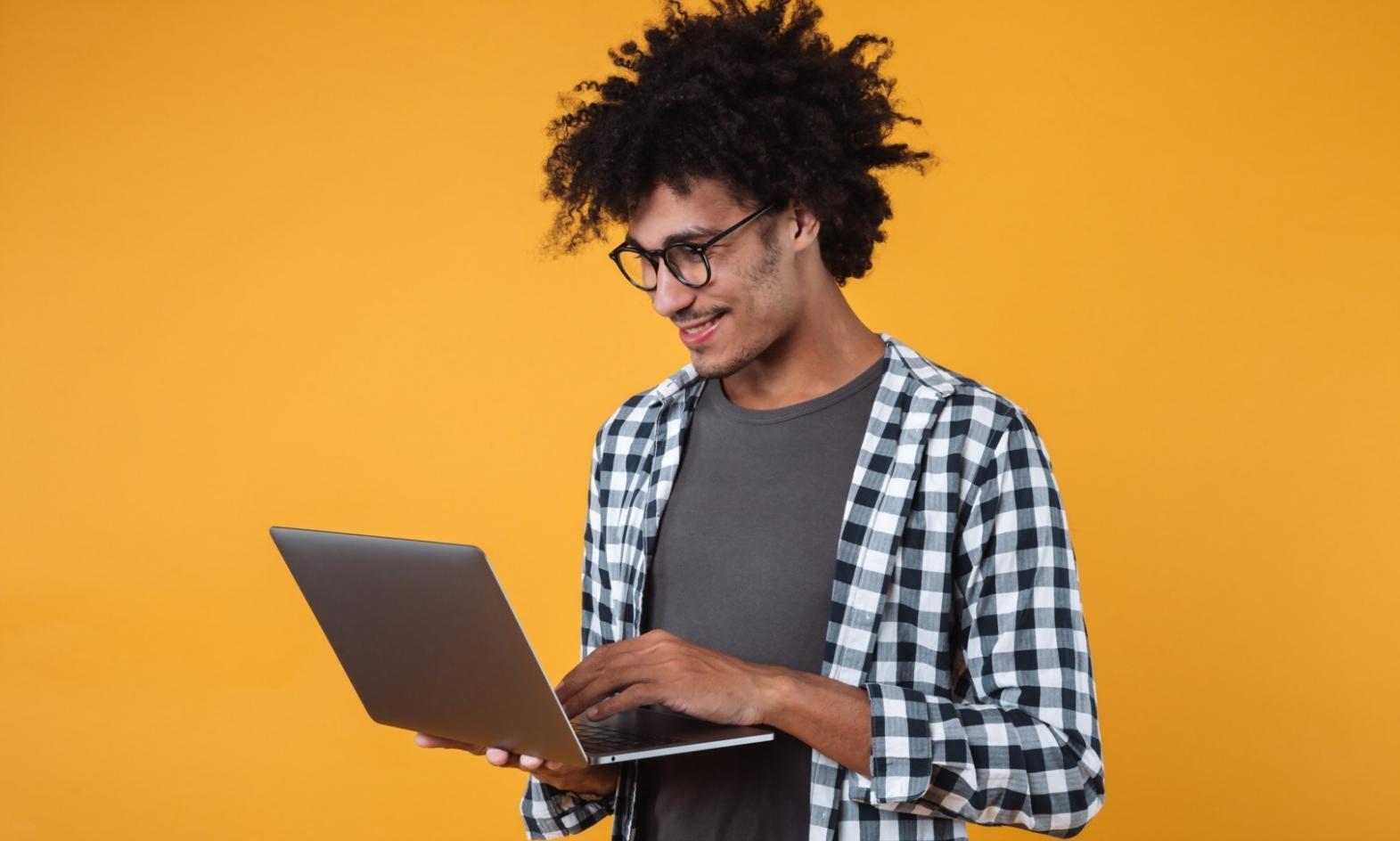 Espace de travail avec documentation médicale et outils d'analyse